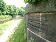 Rope marks on the aquaduct